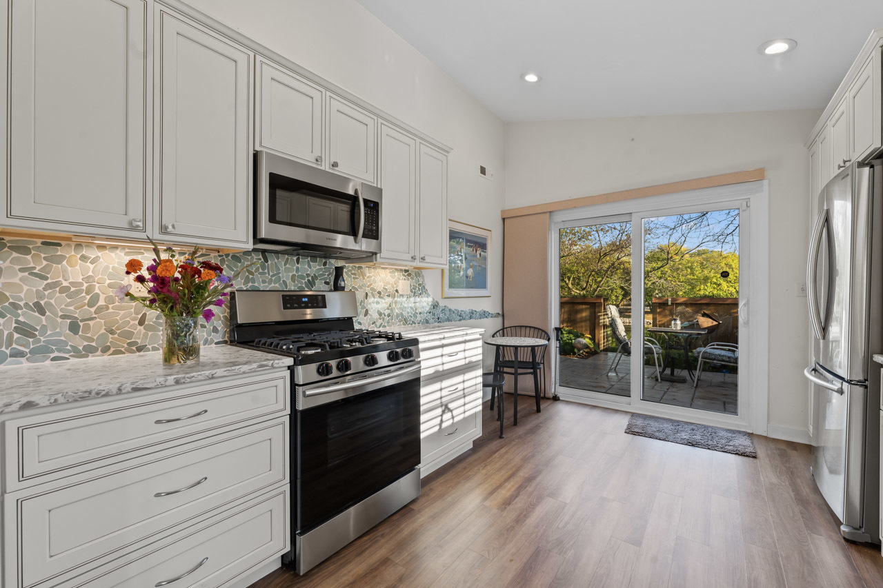 21 White Pine Drive, Schaumburg, IL 60193