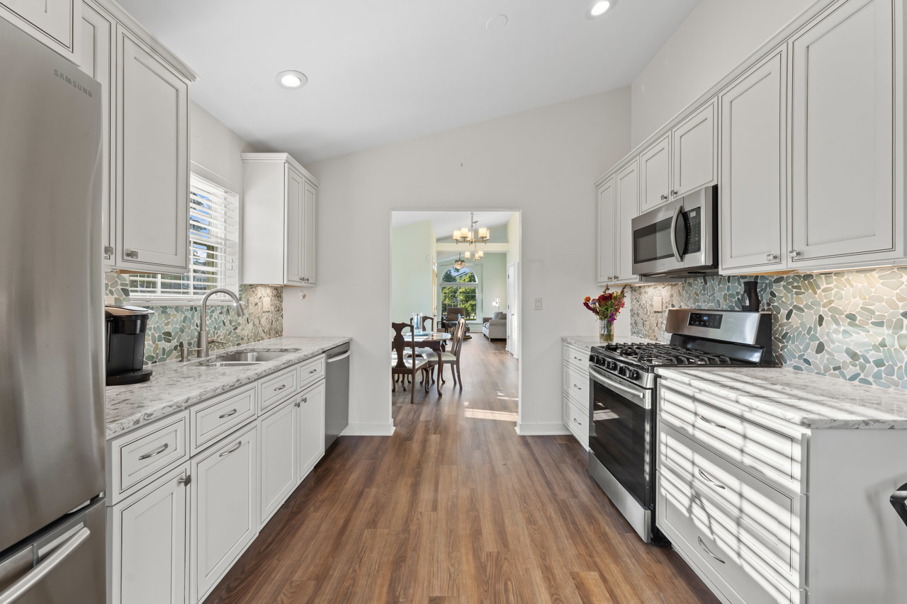 21 White Pine Drive, Schaumburg, IL 60193