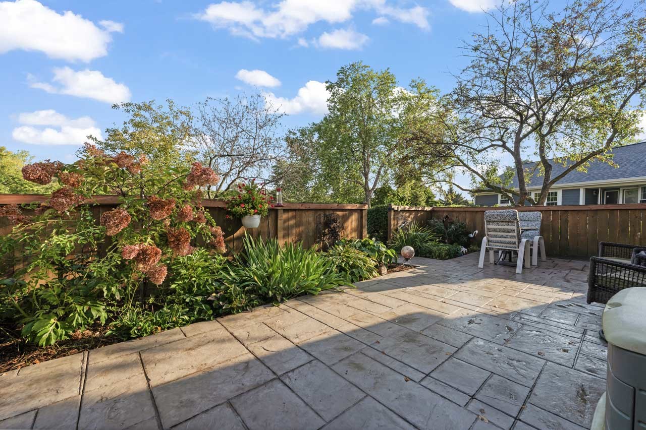 21 White Pine Drive, Schaumburg, IL 60193