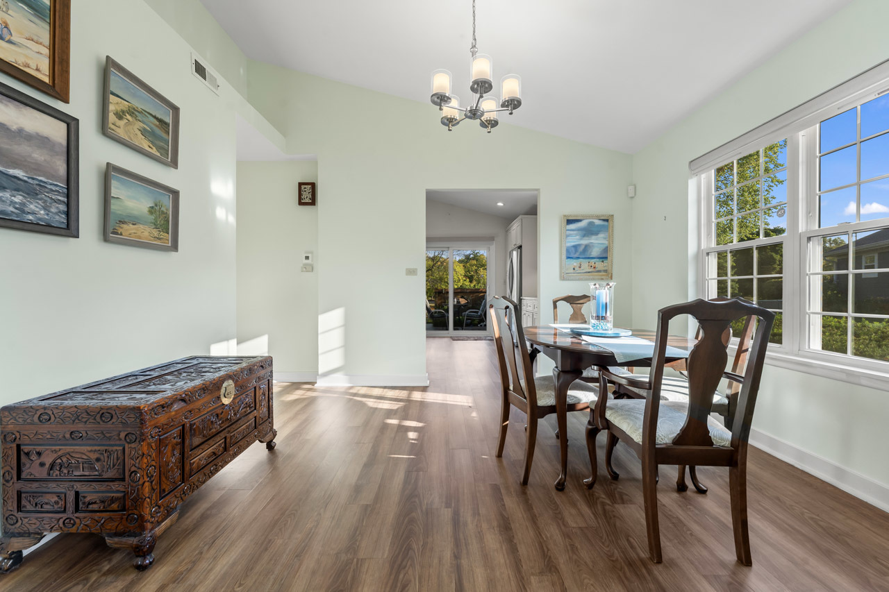 21 White Pine Drive, Schaumburg, IL 60193