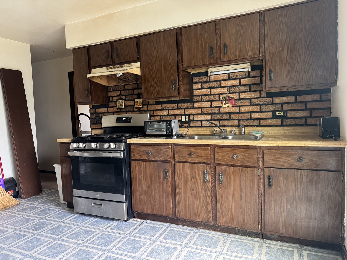 21630 Peterson Avenue, Sauk Village, IL 60411