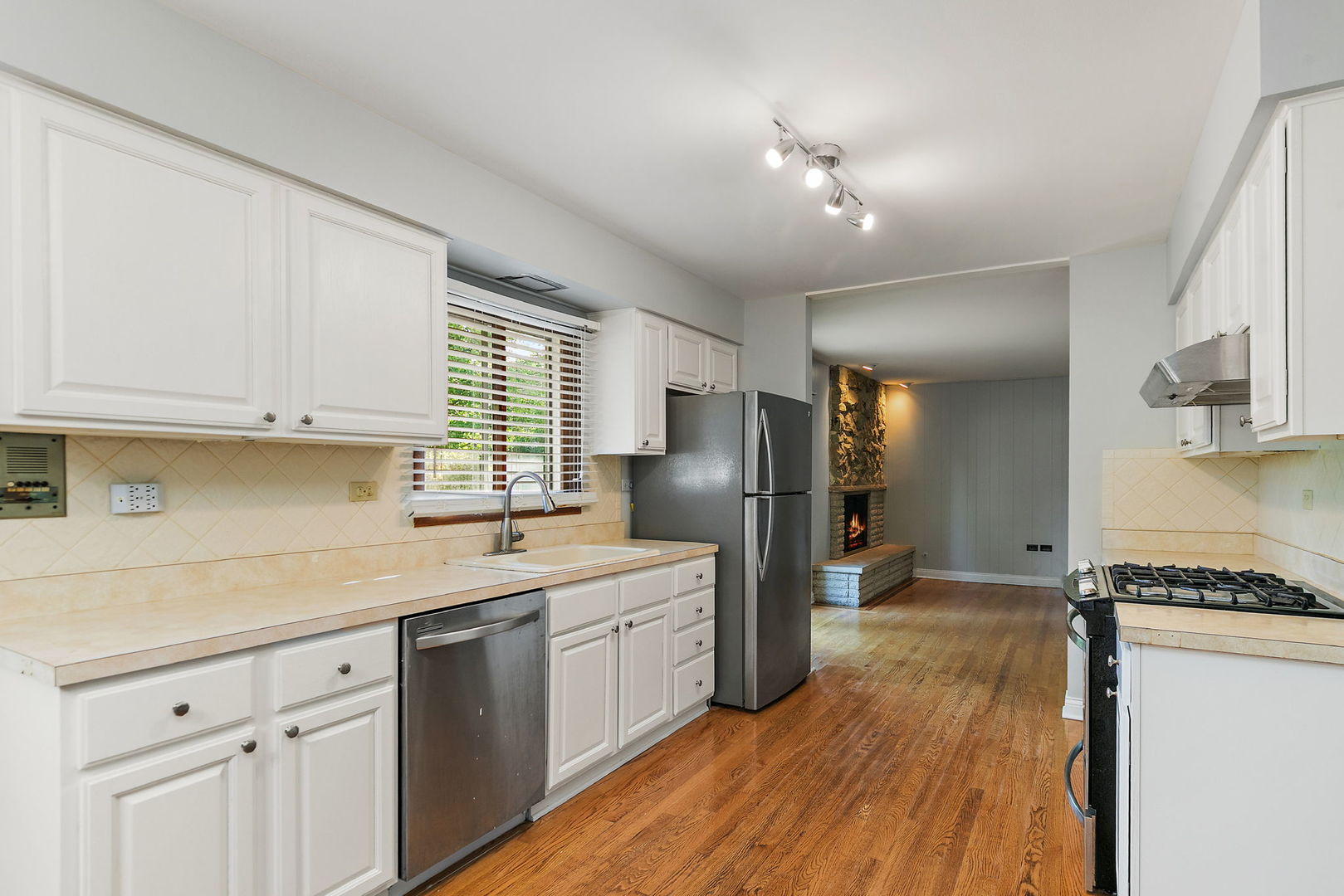 397 W Walnut Avenue, Des Plaines, IL 60016
