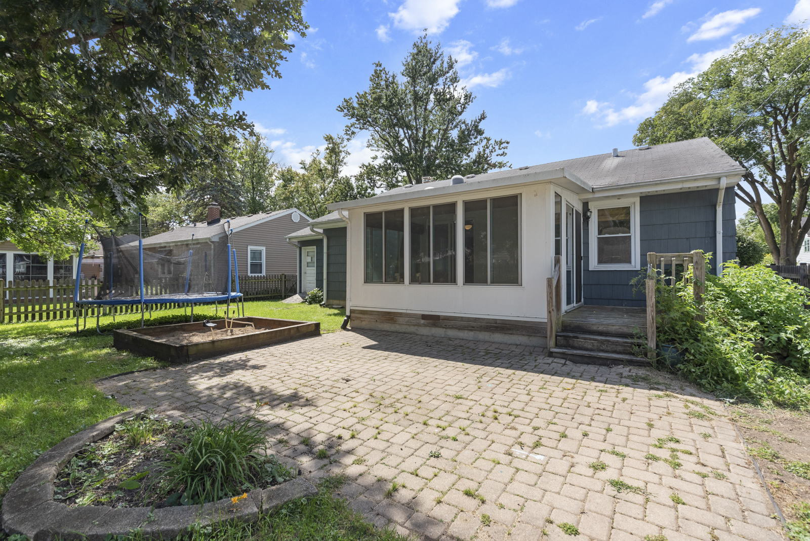 25 N Washington Street, Westmont, IL 60559