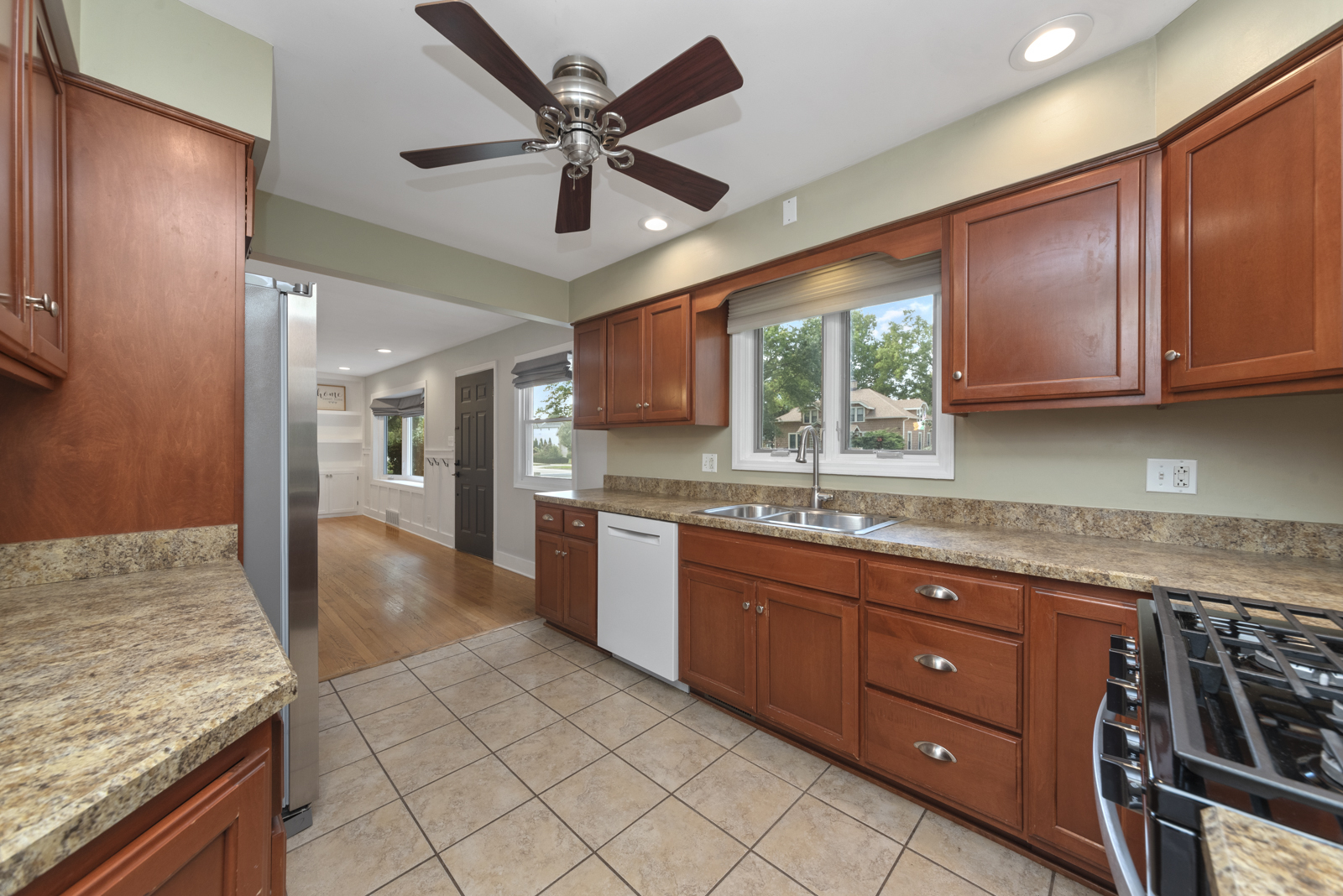 25 N Washington Street, Westmont, IL 60559