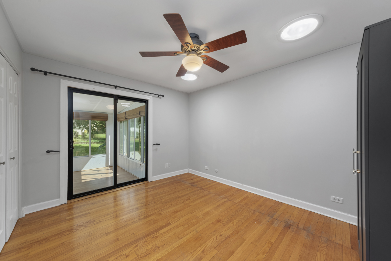25 N Washington Street, Westmont, IL 60559