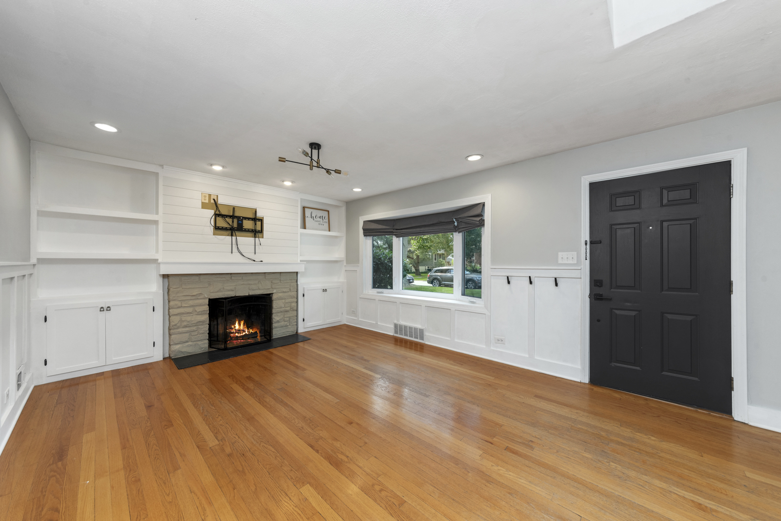 25 N Washington Street, Westmont, IL 60559