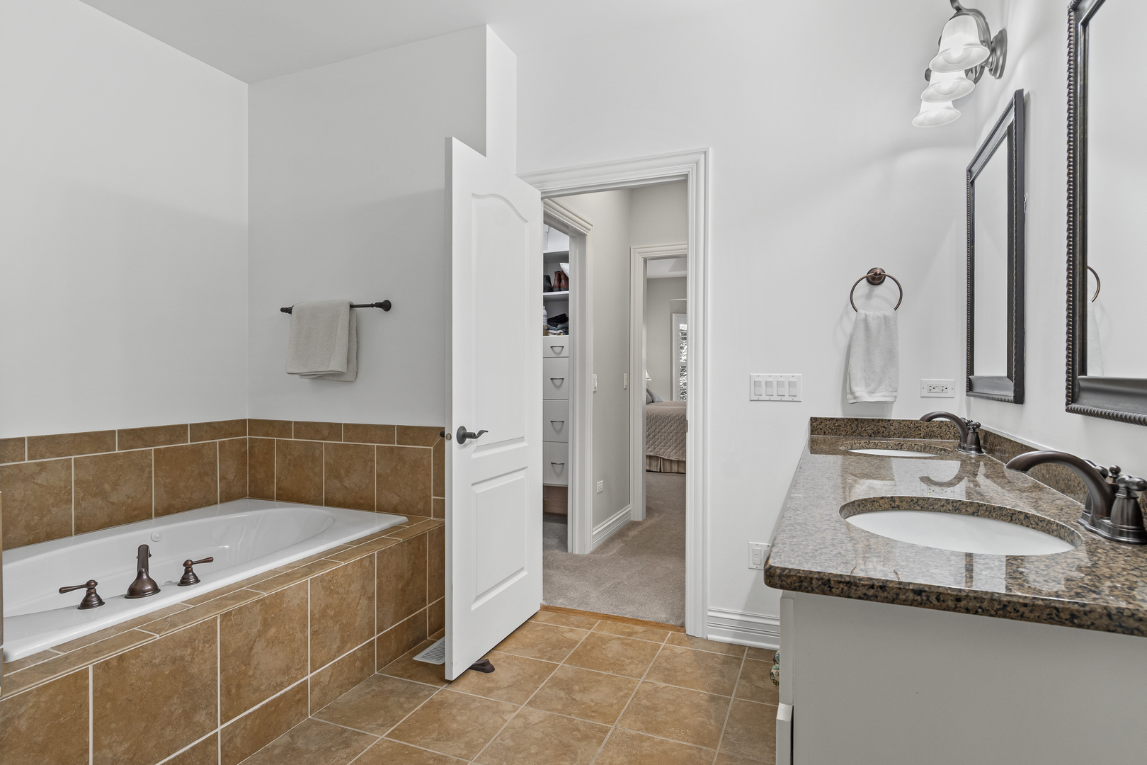 2746 Nicole Circle, Aurora, IL 60502