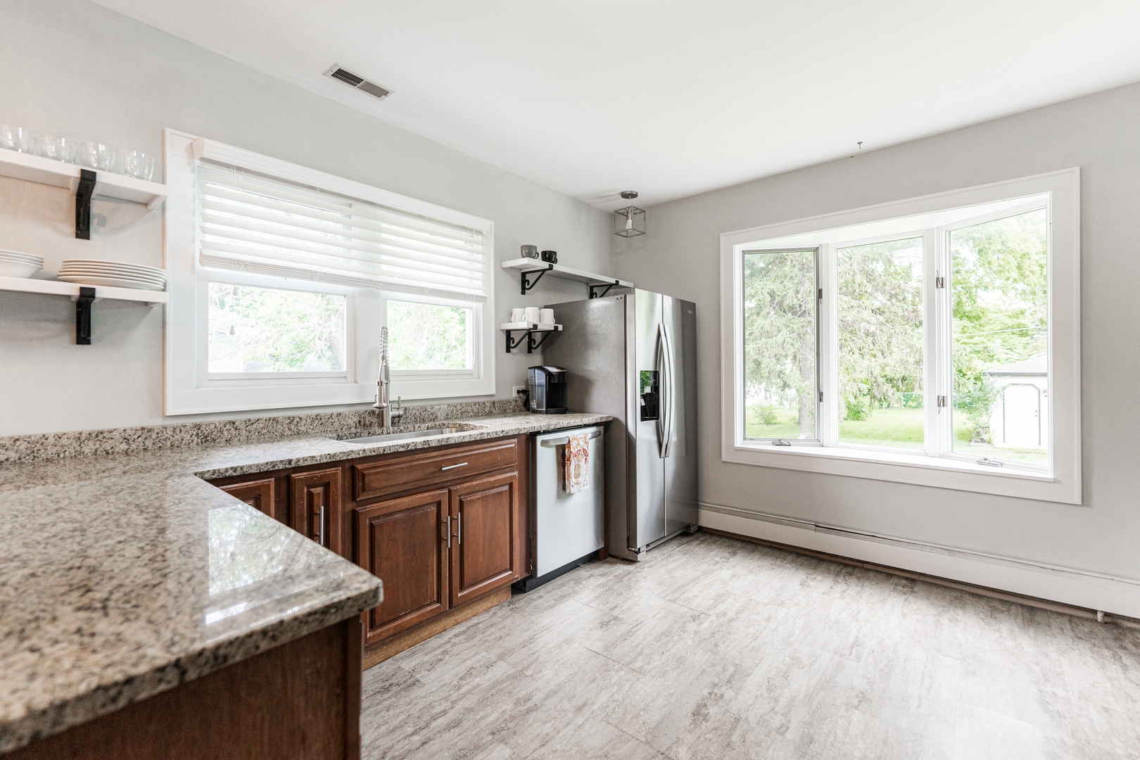 326 S Wisconsin Avenue, Villa Park, IL 60181