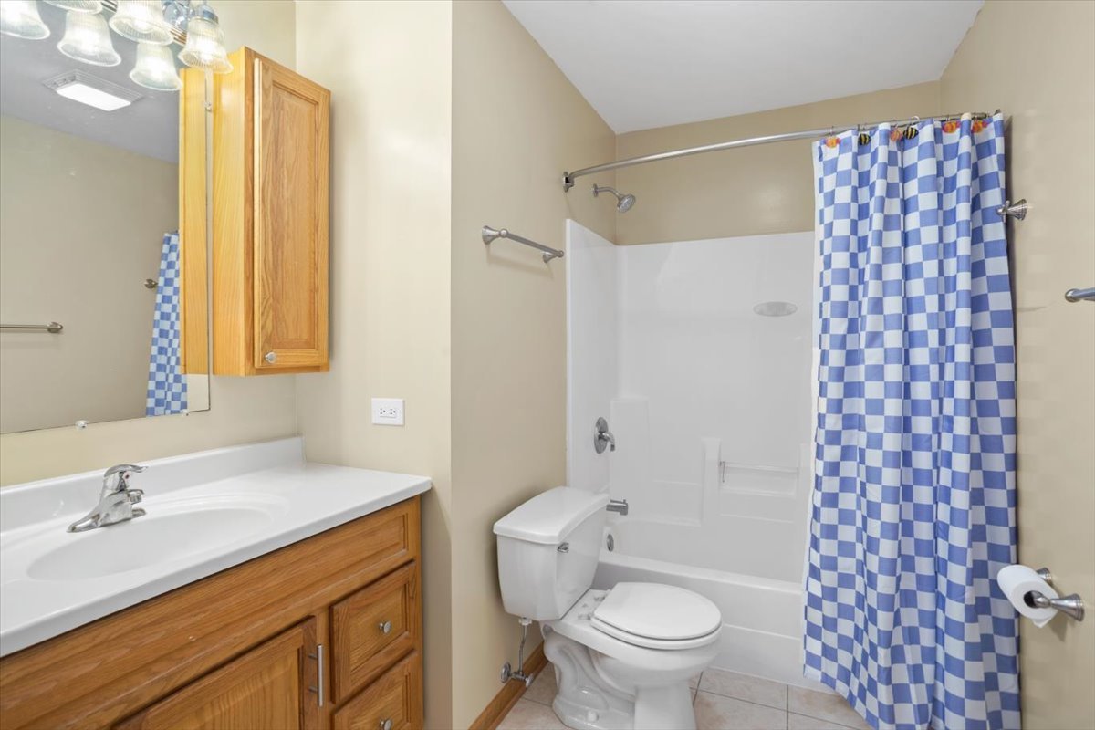 1040 Hermitage Lane, Hoffman Estates, IL 60169