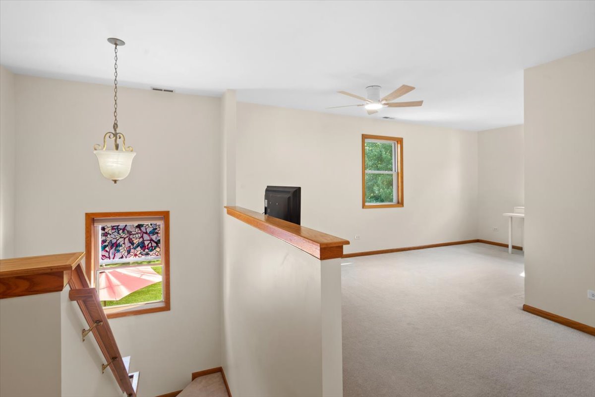 1040 Hermitage Lane, Hoffman Estates, IL 60169