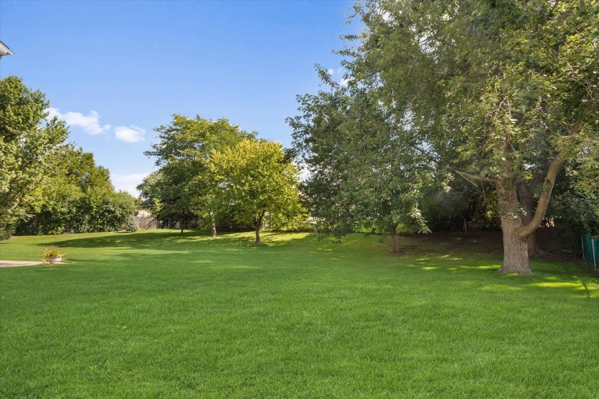 1040 Hermitage Lane, Hoffman Estates, IL 60169