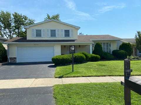 617 Newport Avenue, Westmont, IL 60559
