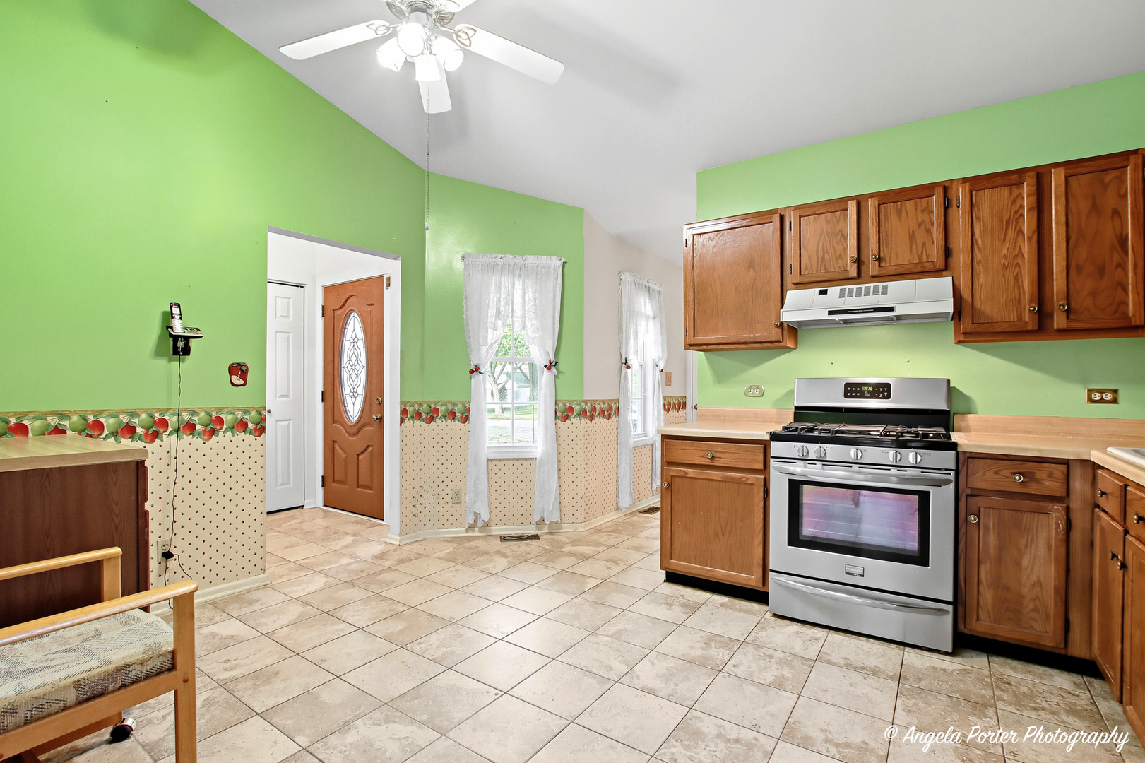 1040 Wimbledon Drive, Island Lake, IL 60042