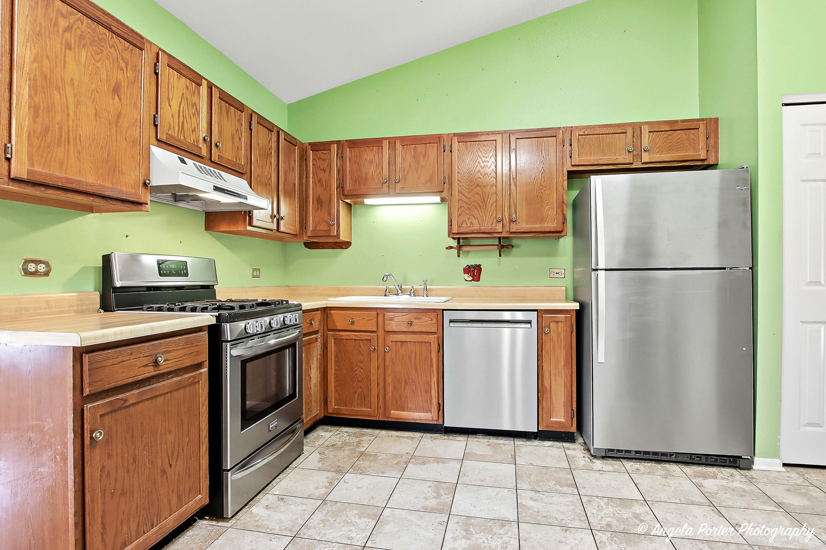 1040 Wimbledon Drive, Island Lake, IL 60042