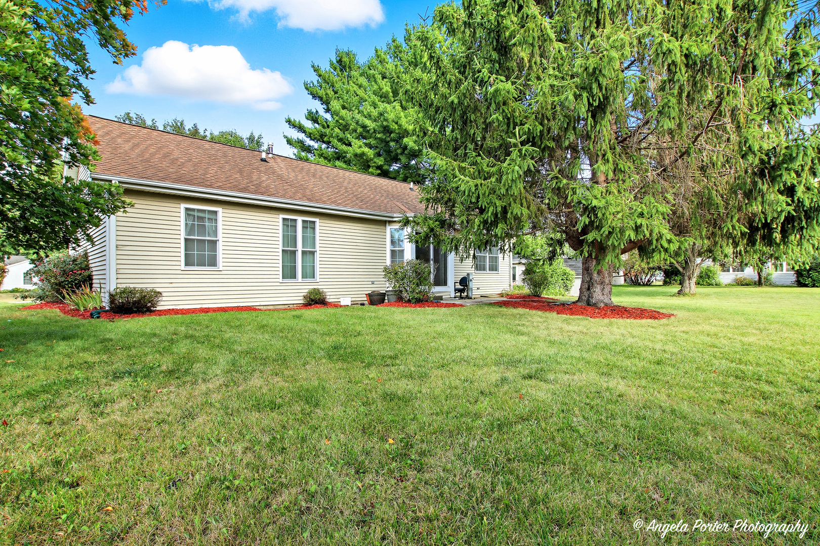 1040 Wimbledon Drive, Island Lake, IL 60042