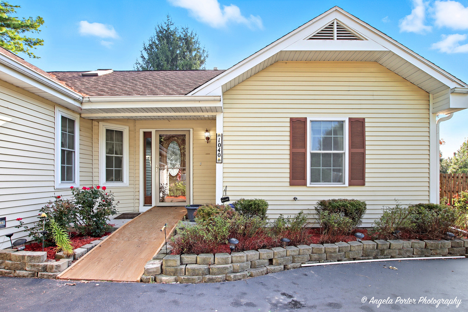 1040 Wimbledon Drive, Island Lake, IL 60042