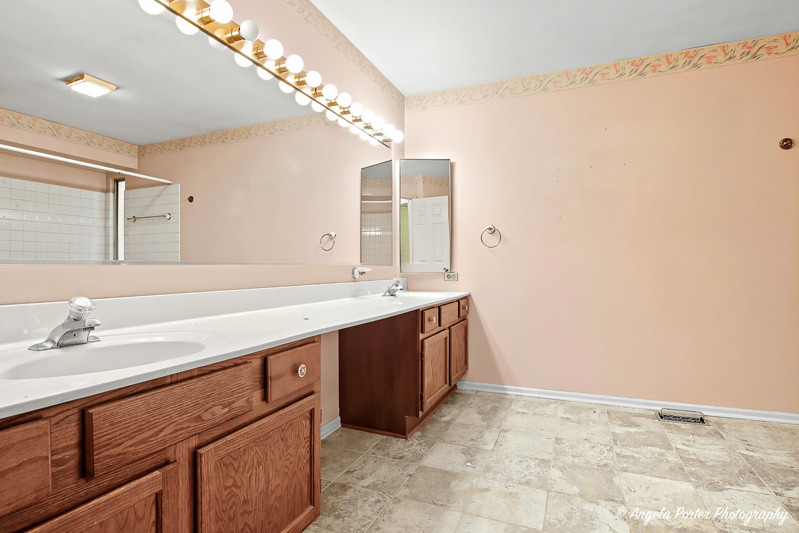 1040 Wimbledon Drive, Island Lake, IL 60042