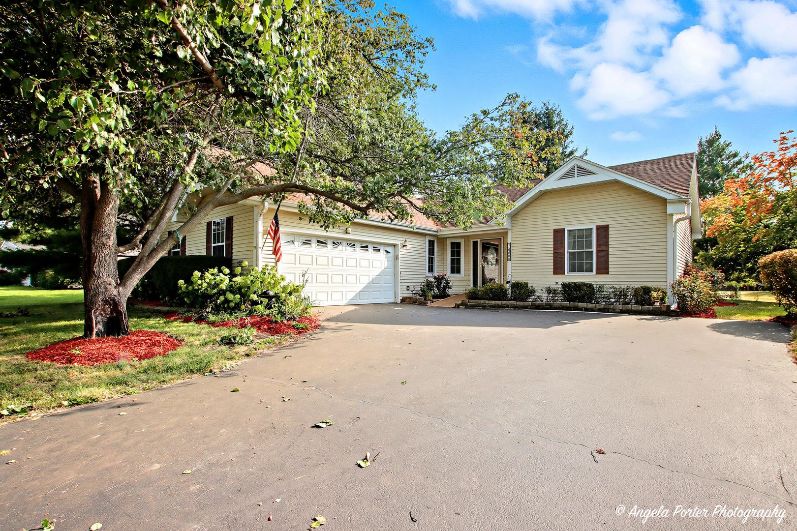 1040 Wimbledon Drive, Island Lake, IL 60042