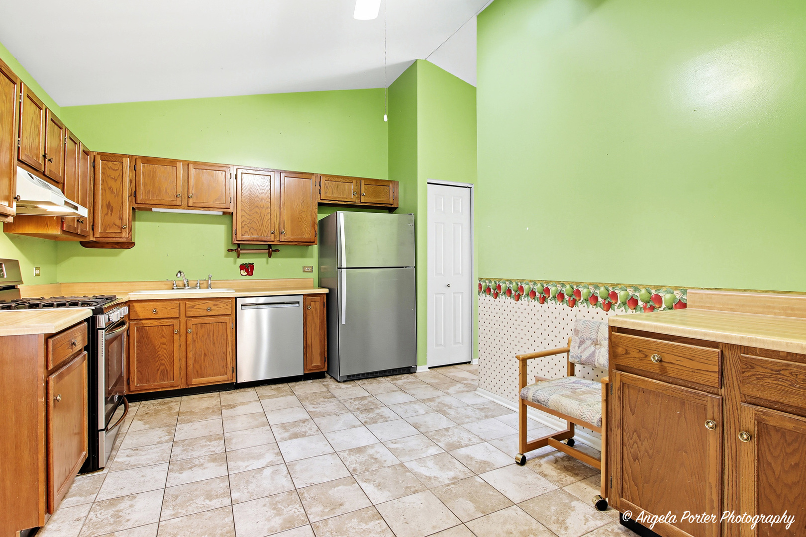 1040 Wimbledon Drive, Island Lake, IL 60042