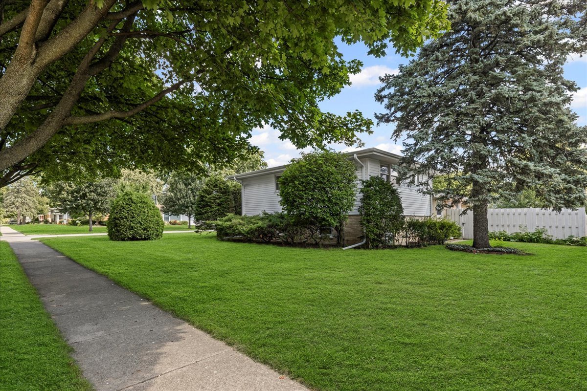 1605 E Frederick Street, Arlington Heights, IL 60004