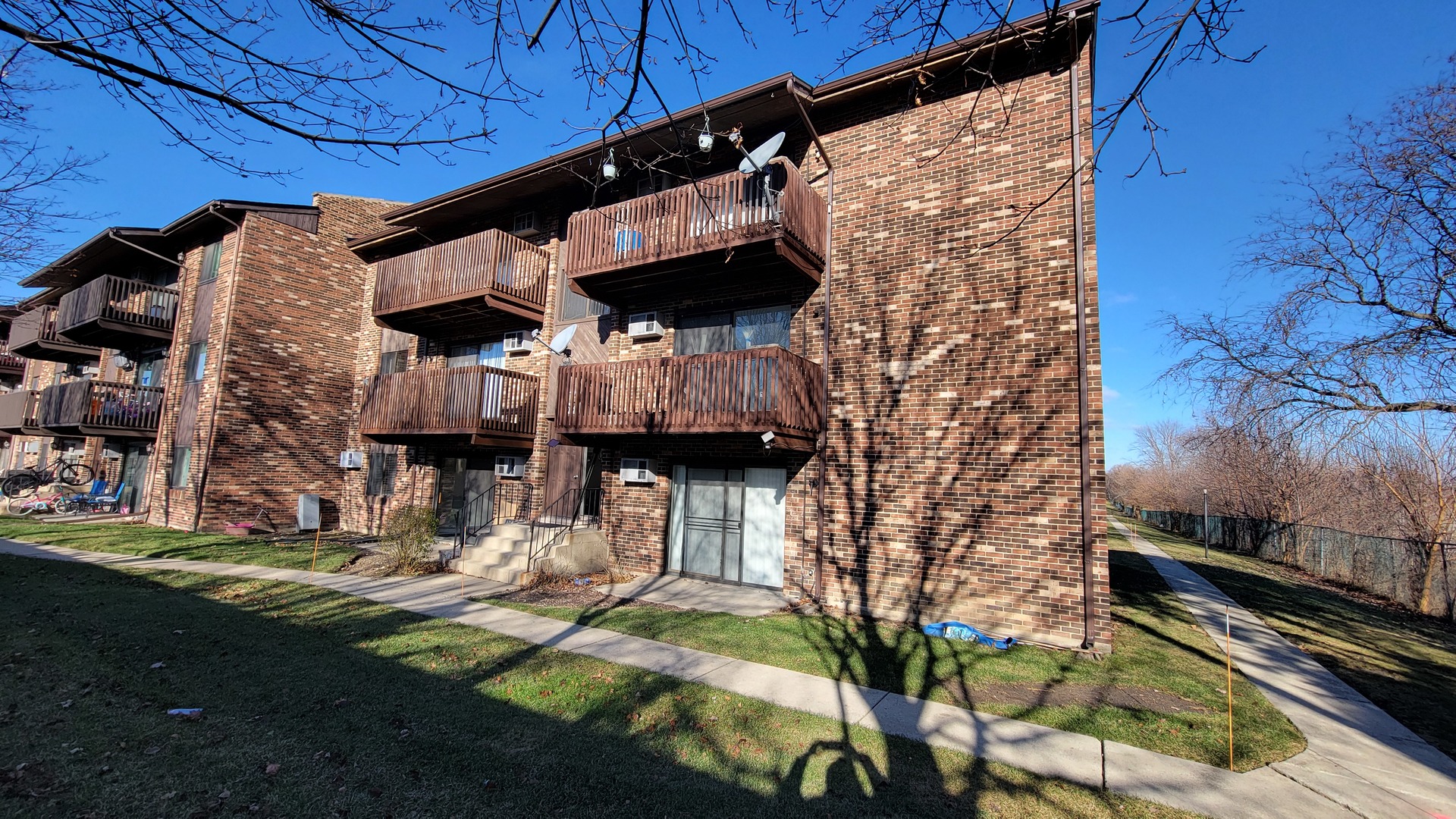 7809 Woodward Avenue #1A, Woodridge, IL 60517