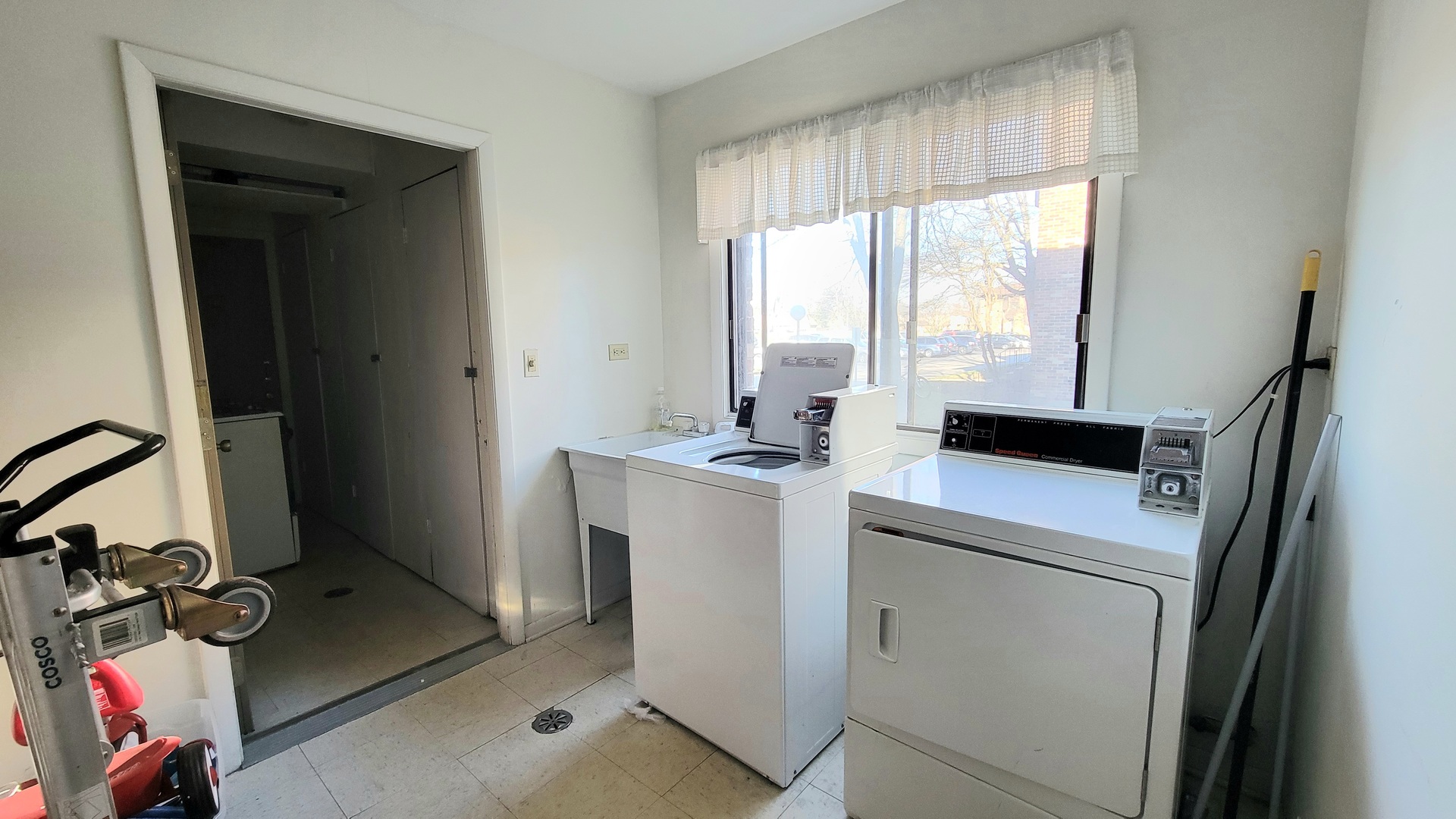 7809 Woodward Avenue #1A, Woodridge, IL 60517