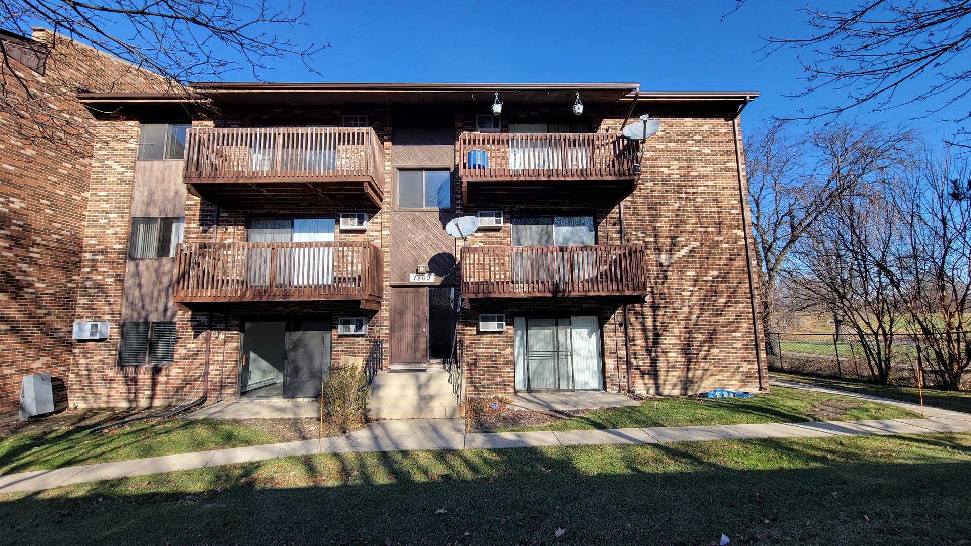 7809 Woodward Avenue #1A, Woodridge, IL 60517