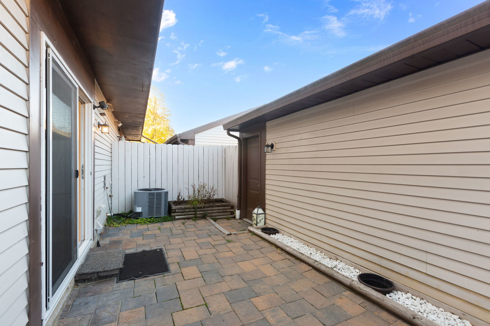 1373 Court Maria, Hanover Park, IL 60133