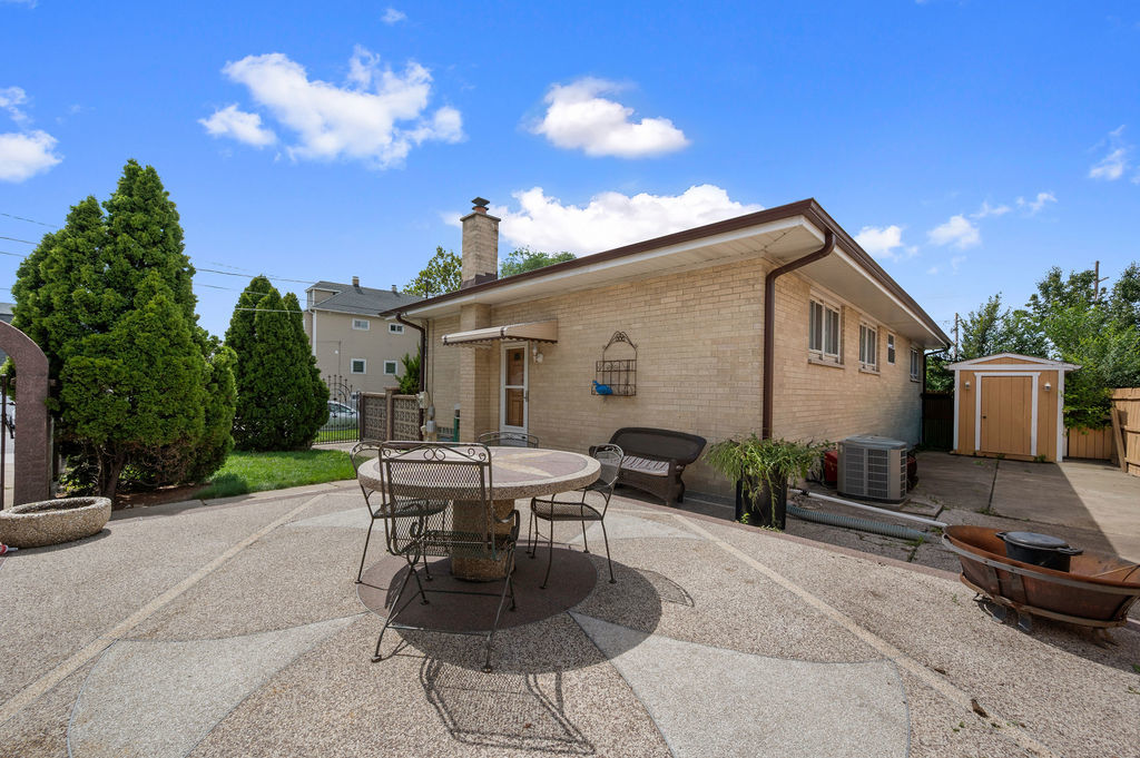 9740 Linn Avenue, Schiller Park, IL 60176