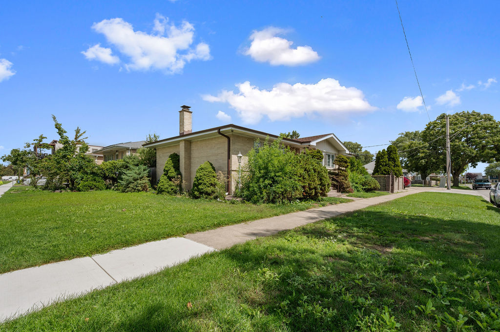 9740 Linn Avenue, Schiller Park, IL 60176