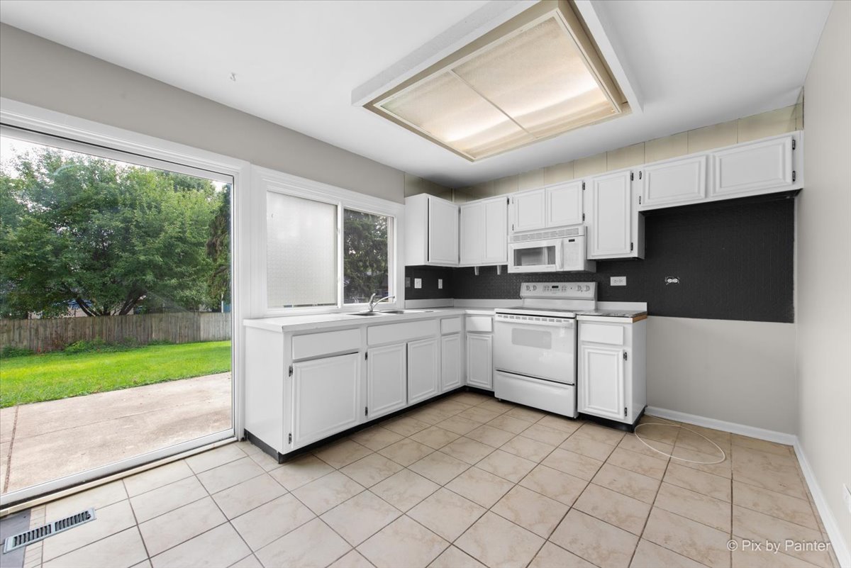 1607 W Celebrity Circle, Hanover Park, IL 60133