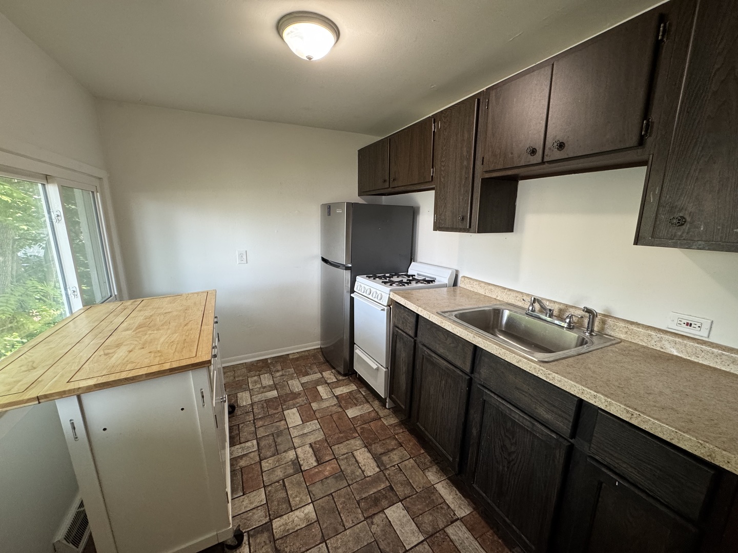 137 E Washington Street #1R, West Chicago, IL 60185