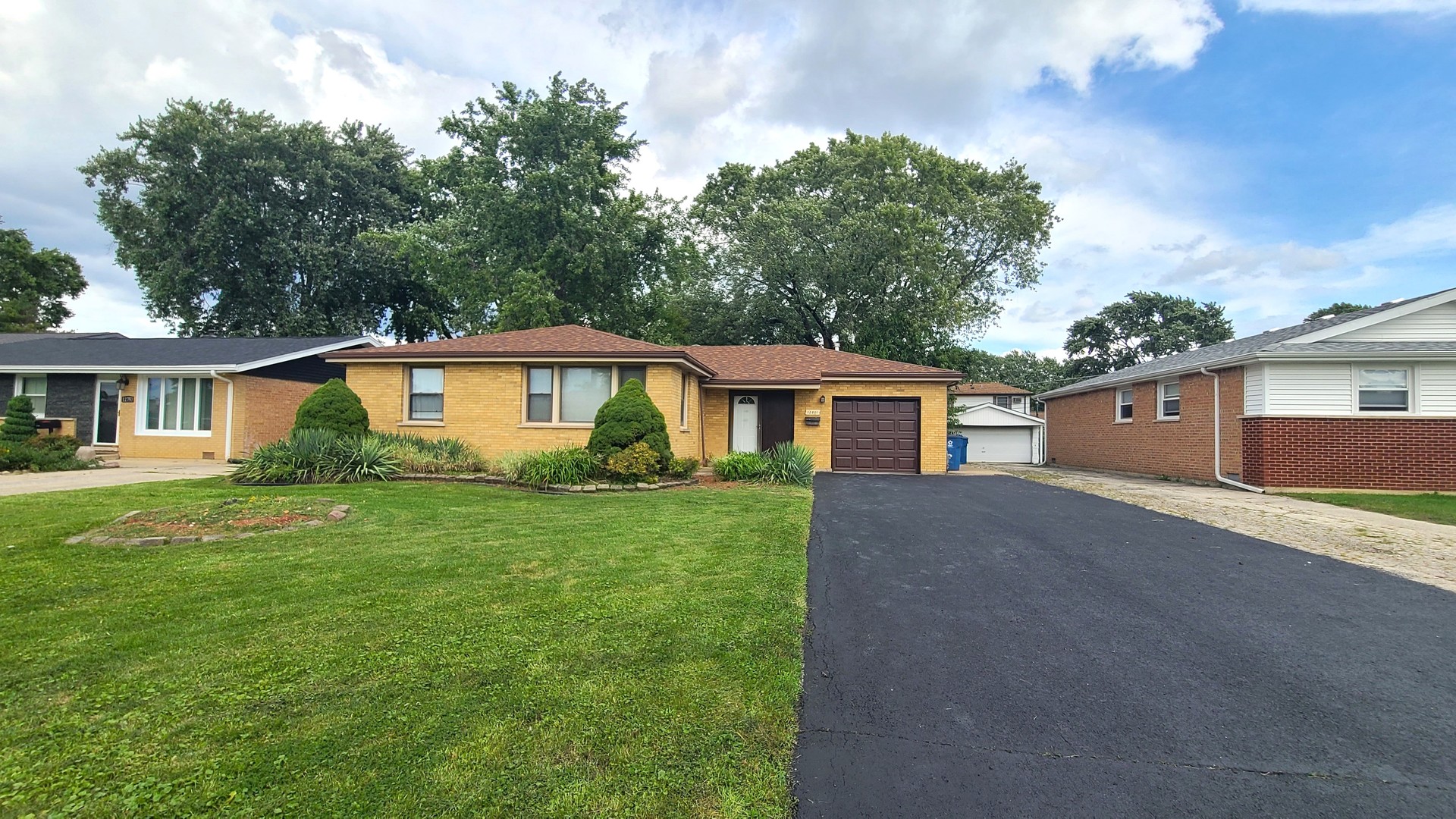 12801 W Playfield Drive, Crestwood, IL 60418