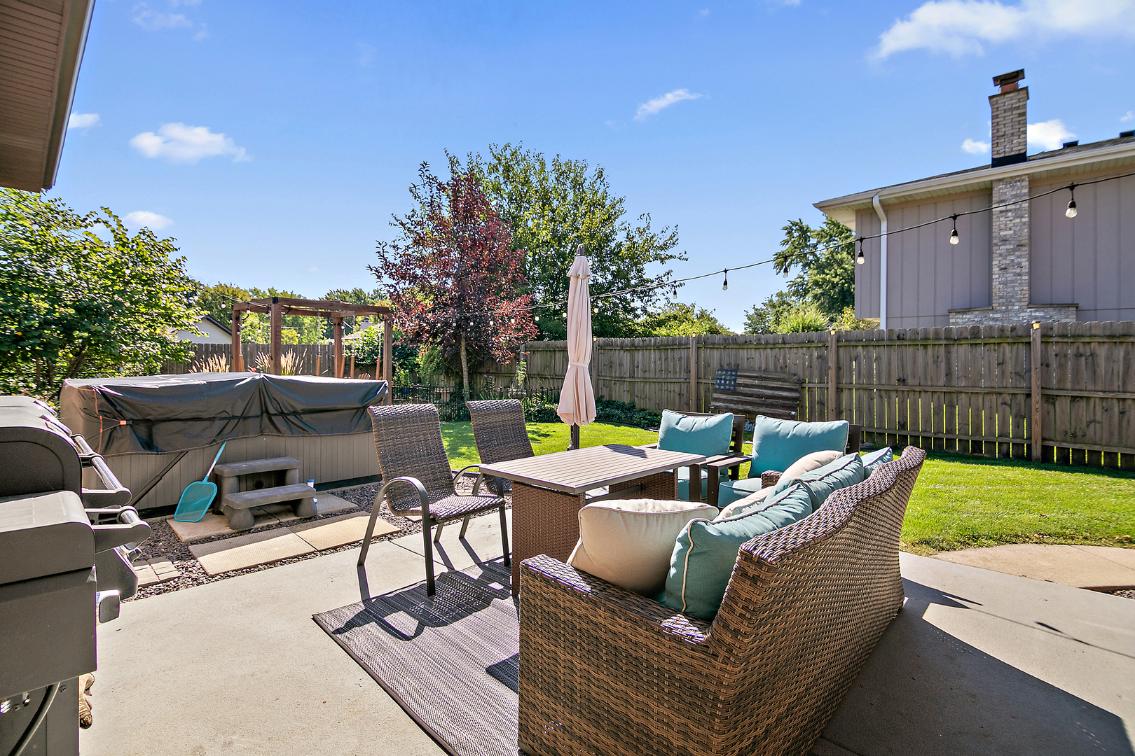 8327 Chelsea Lane, Woodridge, IL 60517