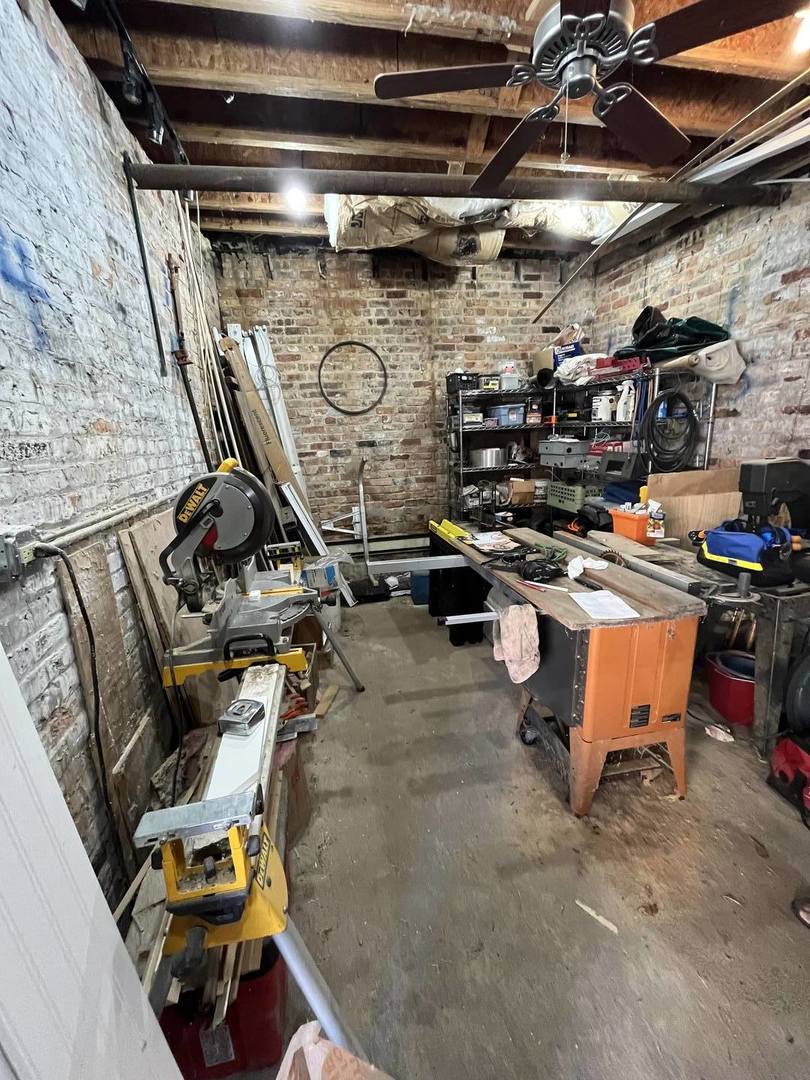 6957 N Hamilton Avenue, Chicago, IL 60645