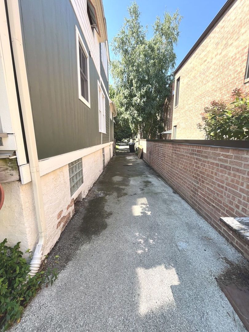 6957 N Hamilton Avenue, Chicago, IL 60645
