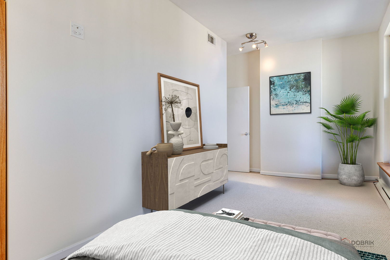 902 W Newport Avenue, Chicago, IL 60657