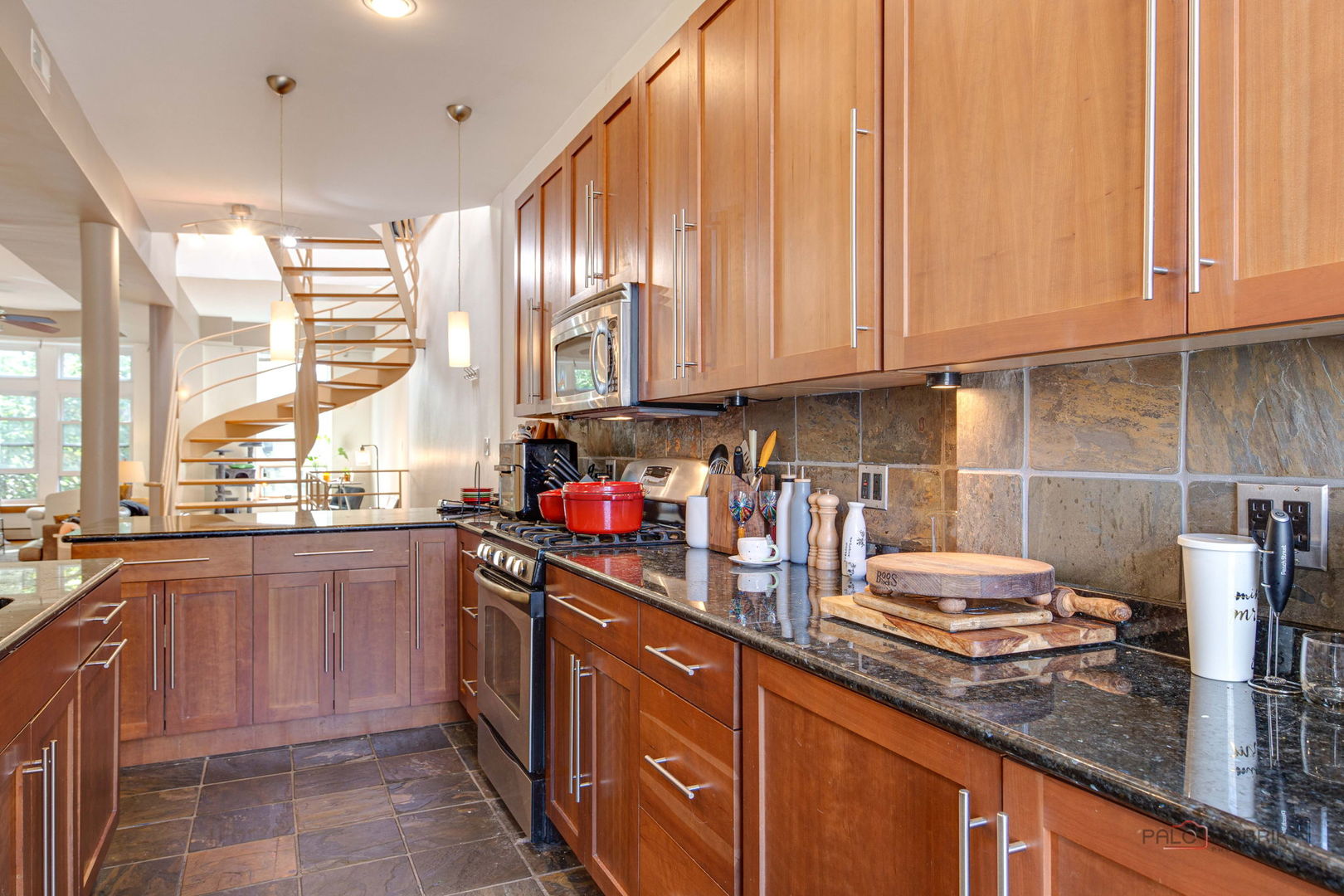 902 W Newport Avenue, Chicago, IL 60657