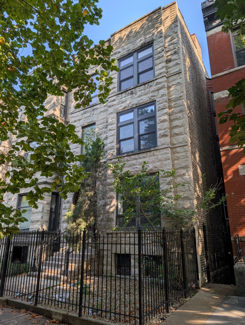 902 W Newport Avenue, Chicago, IL 60657