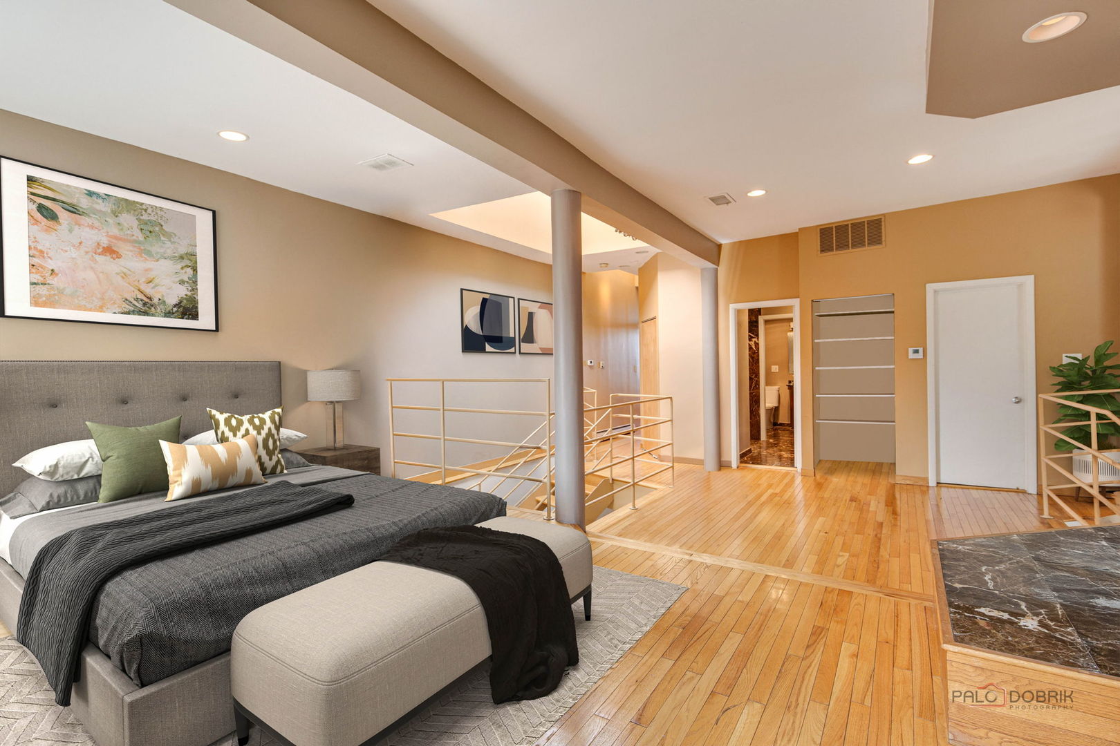 902 W Newport Avenue, Chicago, IL 60657