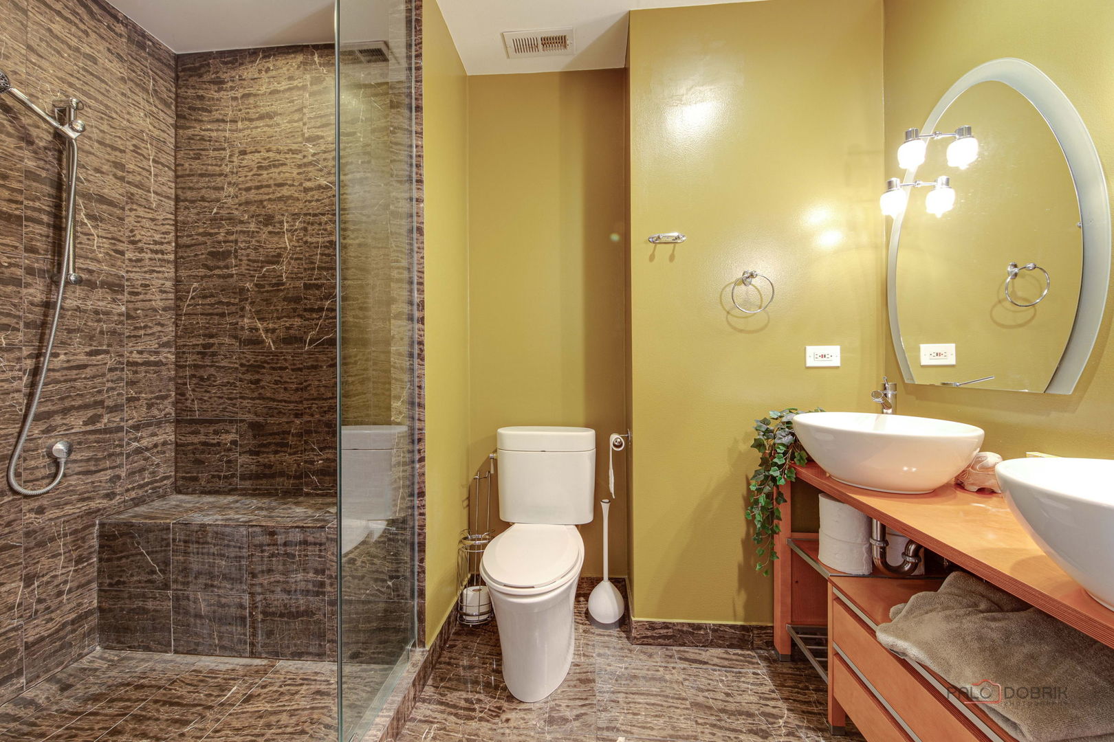 902 W Newport Avenue, Chicago, IL 60657