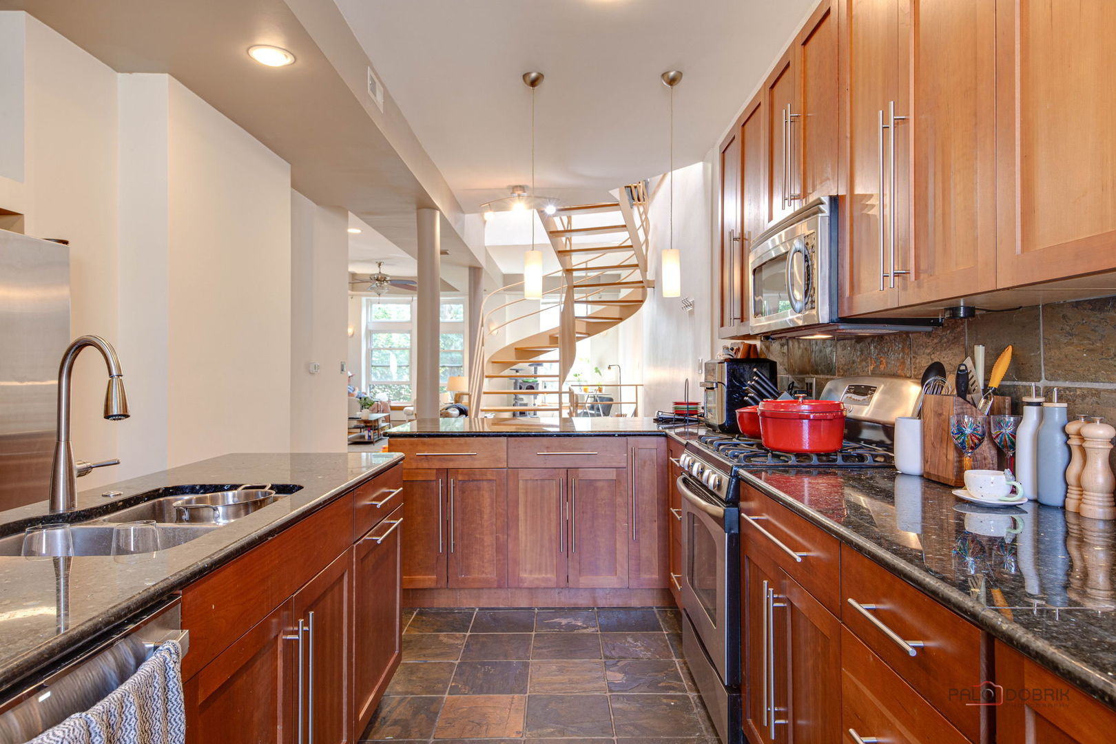 902 W Newport Avenue, Chicago, IL 60657