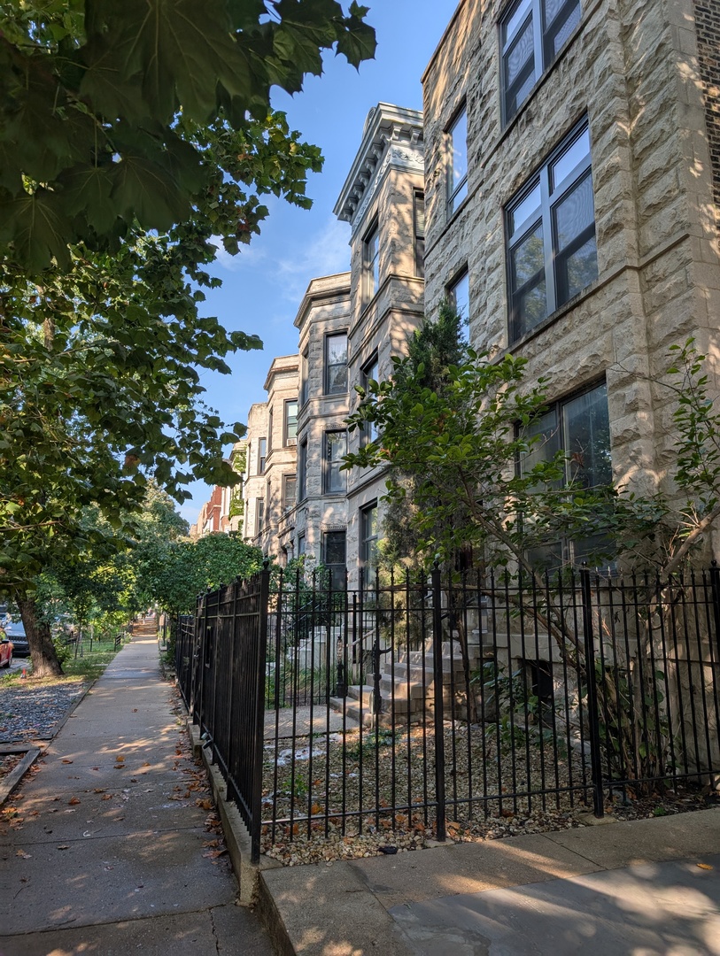 902 W Newport Avenue, Chicago, IL 60657