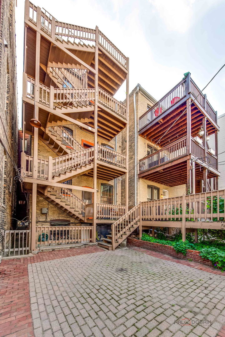 902 W Newport Avenue, Chicago, IL 60657