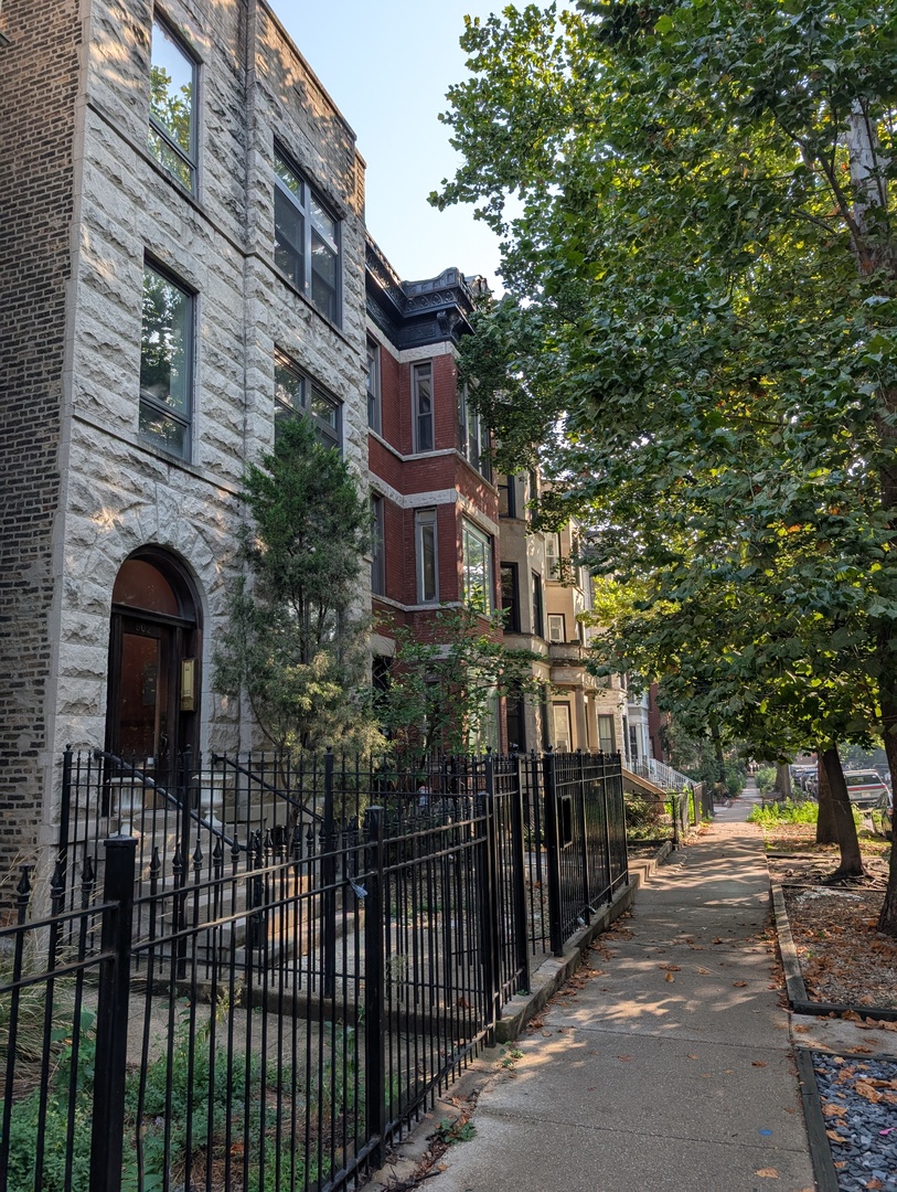 902 W Newport Avenue, Chicago, IL 60657
