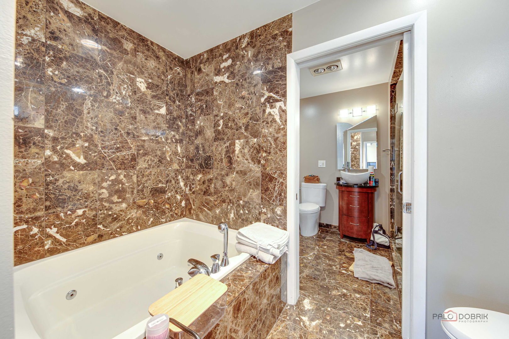 902 W Newport Avenue, Chicago, IL 60657