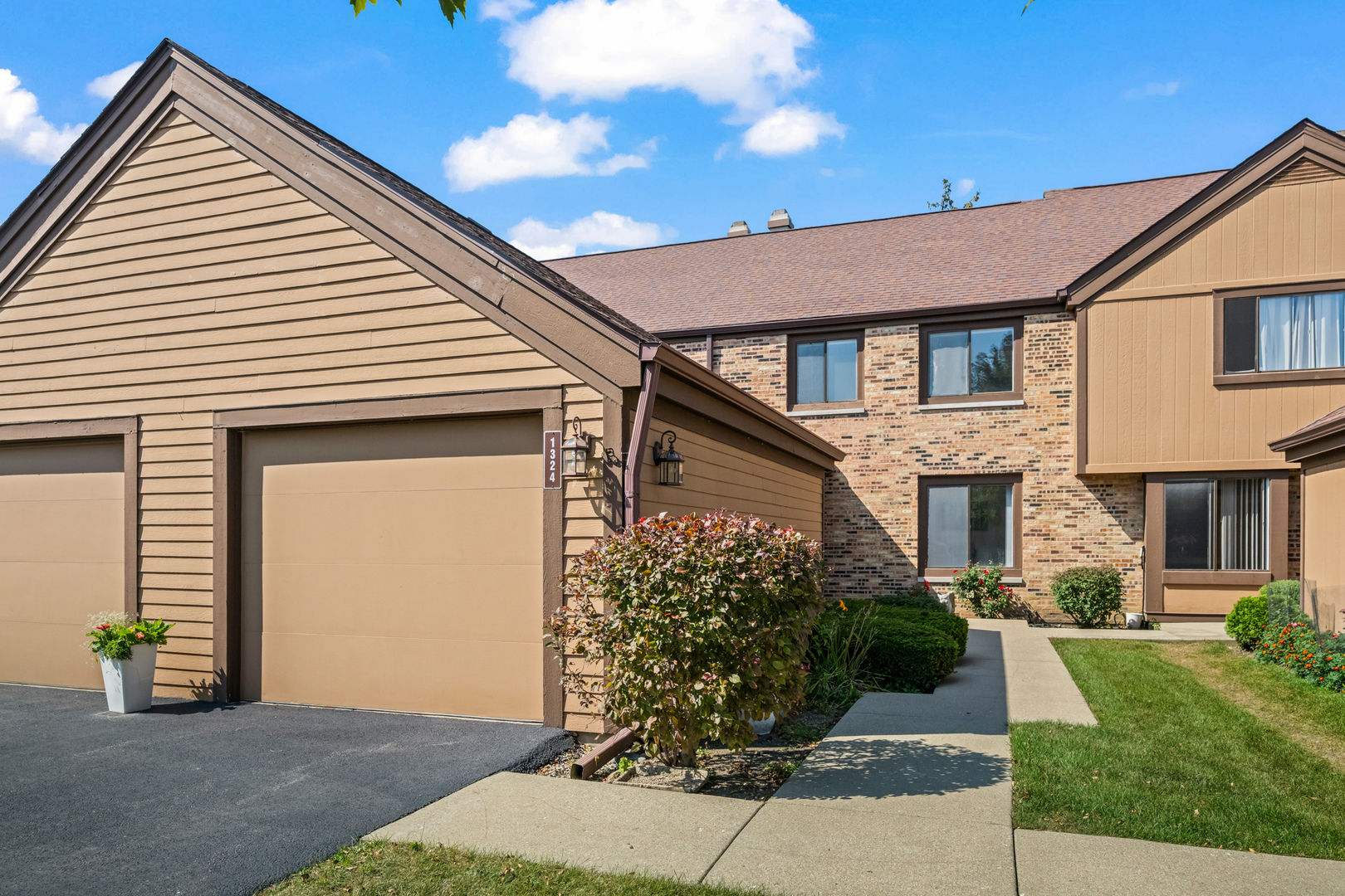 1324 Fairfax Lane, Buffalo Grove, IL 60089