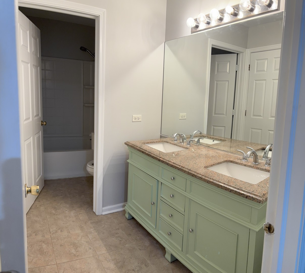 3381 Kentshire Circle #3381, Aurora, IL 60504