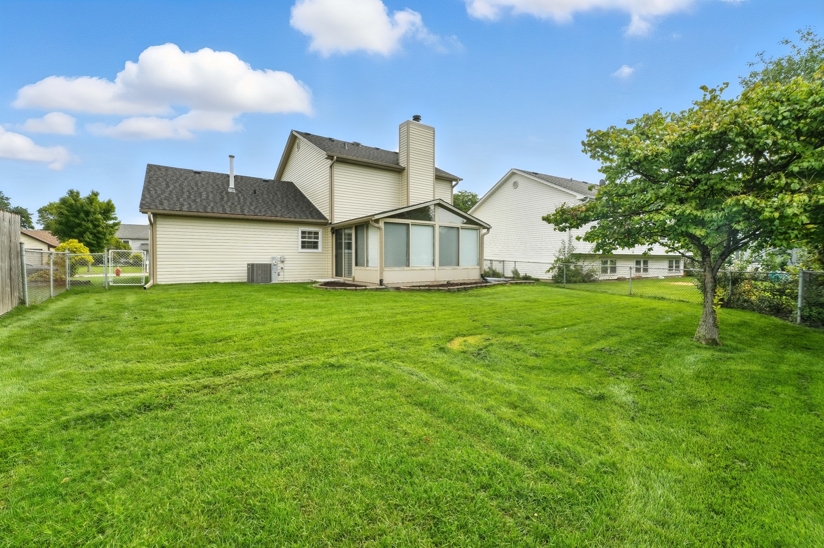 143 Azalea Circle, Streamwood, IL 60107
