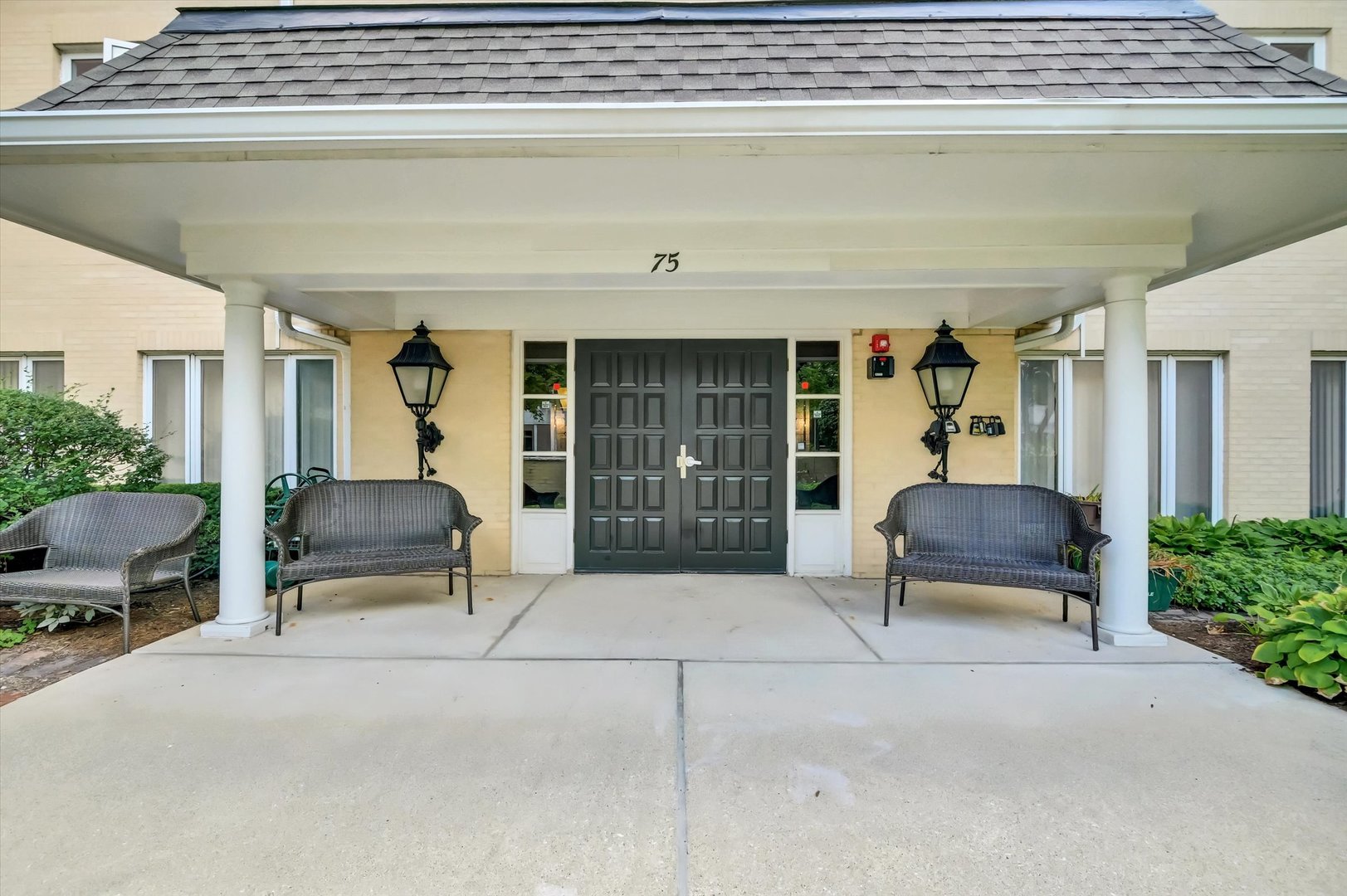 75 S 6th Avenue #102, La Grange, IL 60525